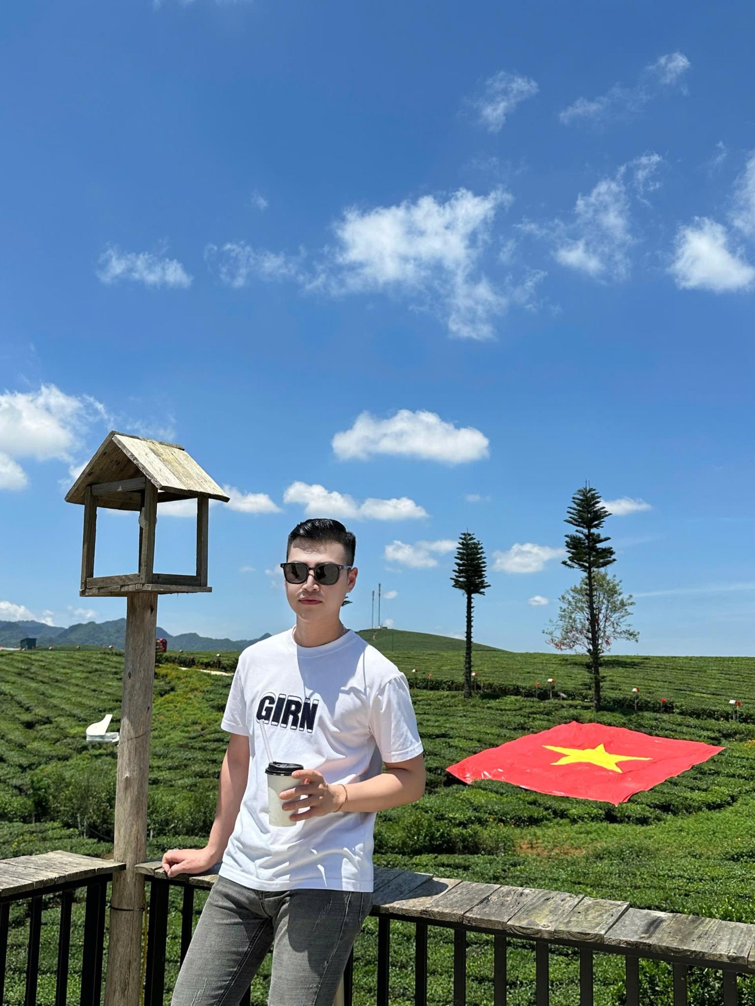 Từ Hà Nội đến Sơn La: Triển lãm 95 năm Cờ Đảng soi đường chỉ cách một cái chạm tay- Ảnh 3.