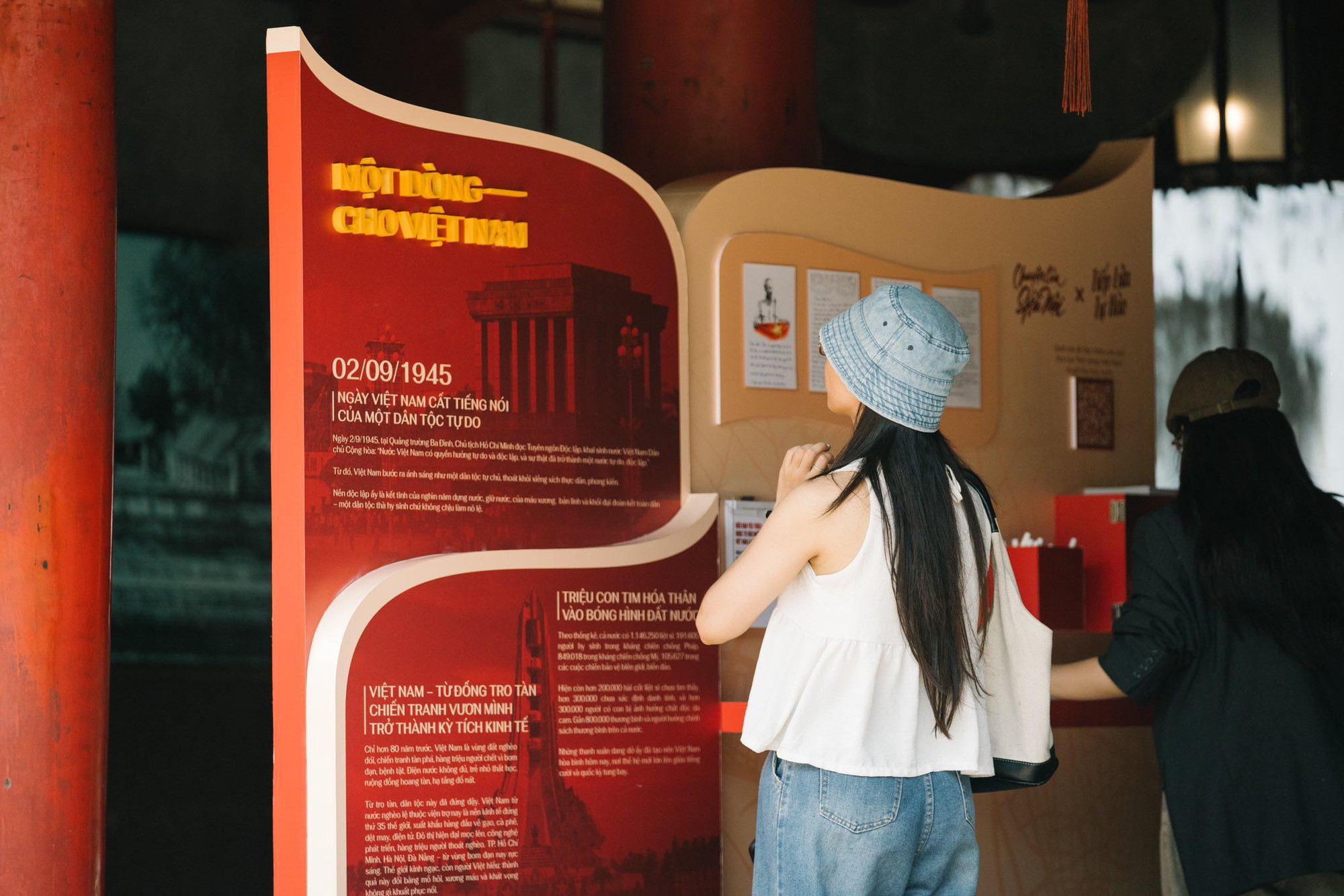 Những ngày tháng 9 rực rỡ sắc đỏ: Khi tình yêu nước thắp sáng từng góc phố- Ảnh 6. Những ngày tháng 9 rực rỡ sắc đỏ: Khi tình yêu nước thắp sáng từng góc phố- Ảnh 6.