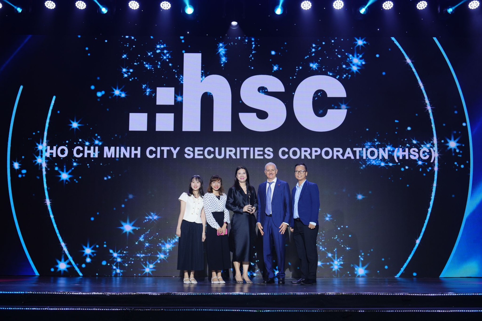 HSC lần thứ 3 liên tiếp đạt giải “Nơi làm việc tốt nhất châu Á”- Ảnh 2.