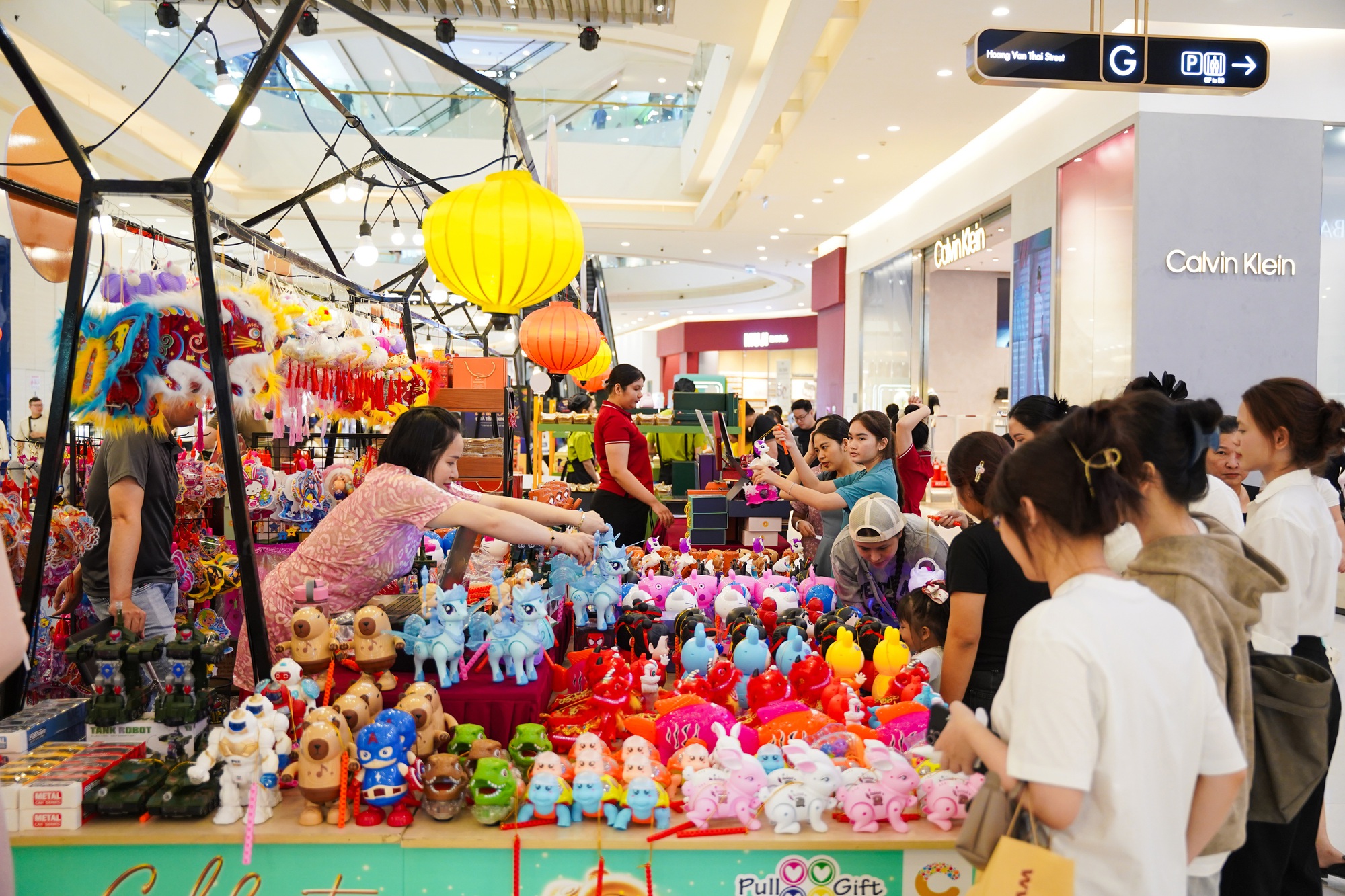 Crescent Mall rực rỡ mùa trăng rằm 2025 với chuỗi sự kiện nhiệm màu, kết nối mọi thế hệ- Ảnh 3.