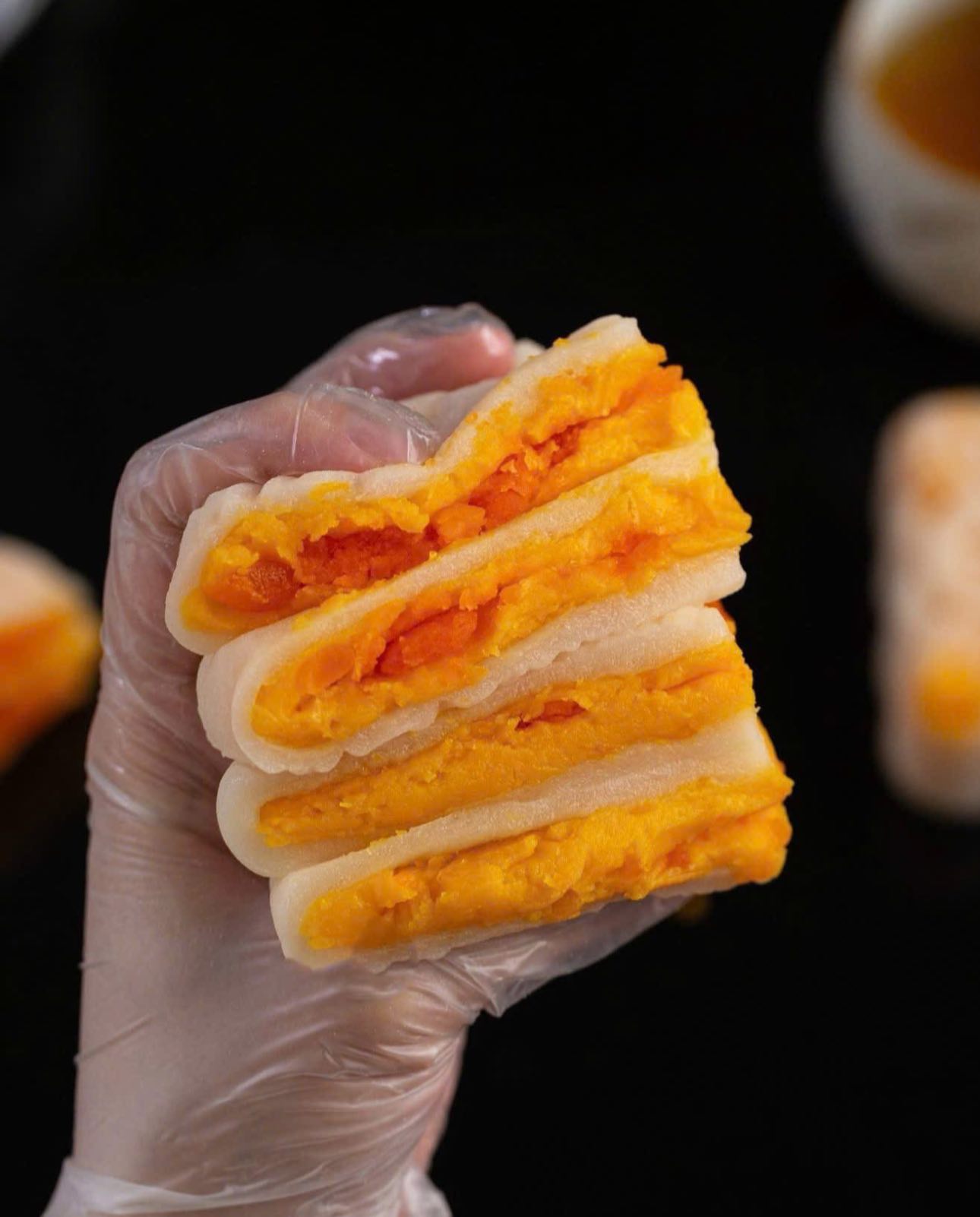 Vào vụ bánh Trung thu, trứng muối tươi "cháy hàng" mọi mặt trận- Ảnh 5.