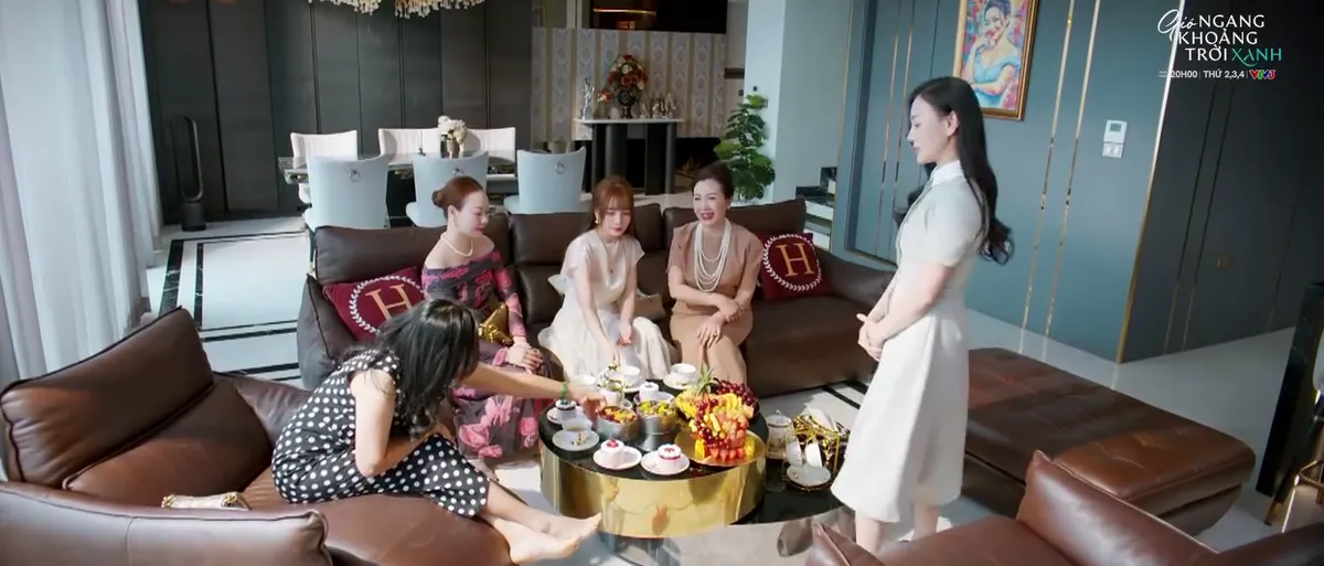 Túi hiệu của 4 "phú bà" trong phim giờ vàng: Bị đồ là "mượn của Phương Oanh"- Ảnh 1.