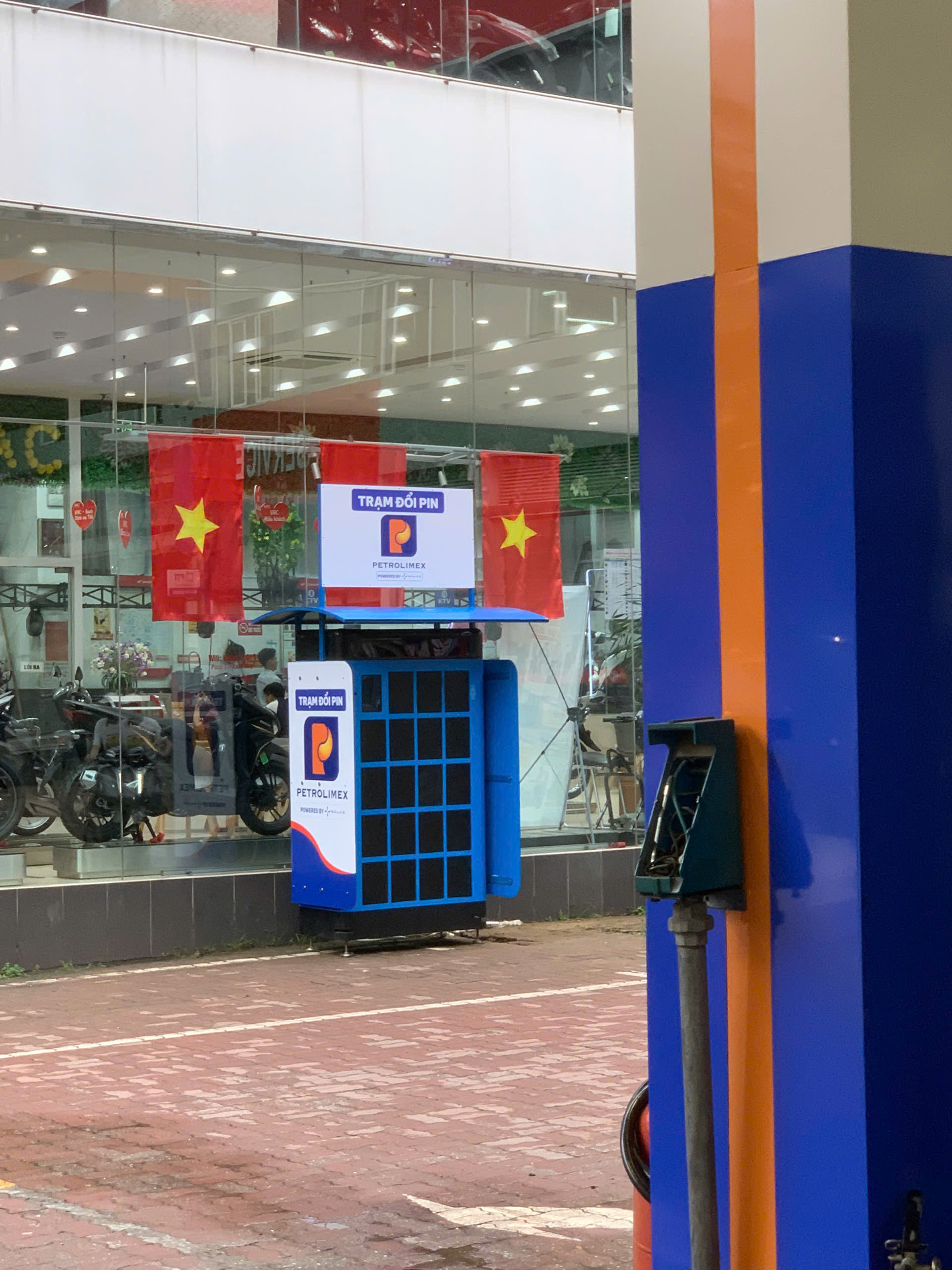 Trạm đổi pin Petrolimex đi vào hoạt động: Nhanh hơn đổ xăng, xe máy điện nhiều hãng có thể dùng chung- Ảnh 2.