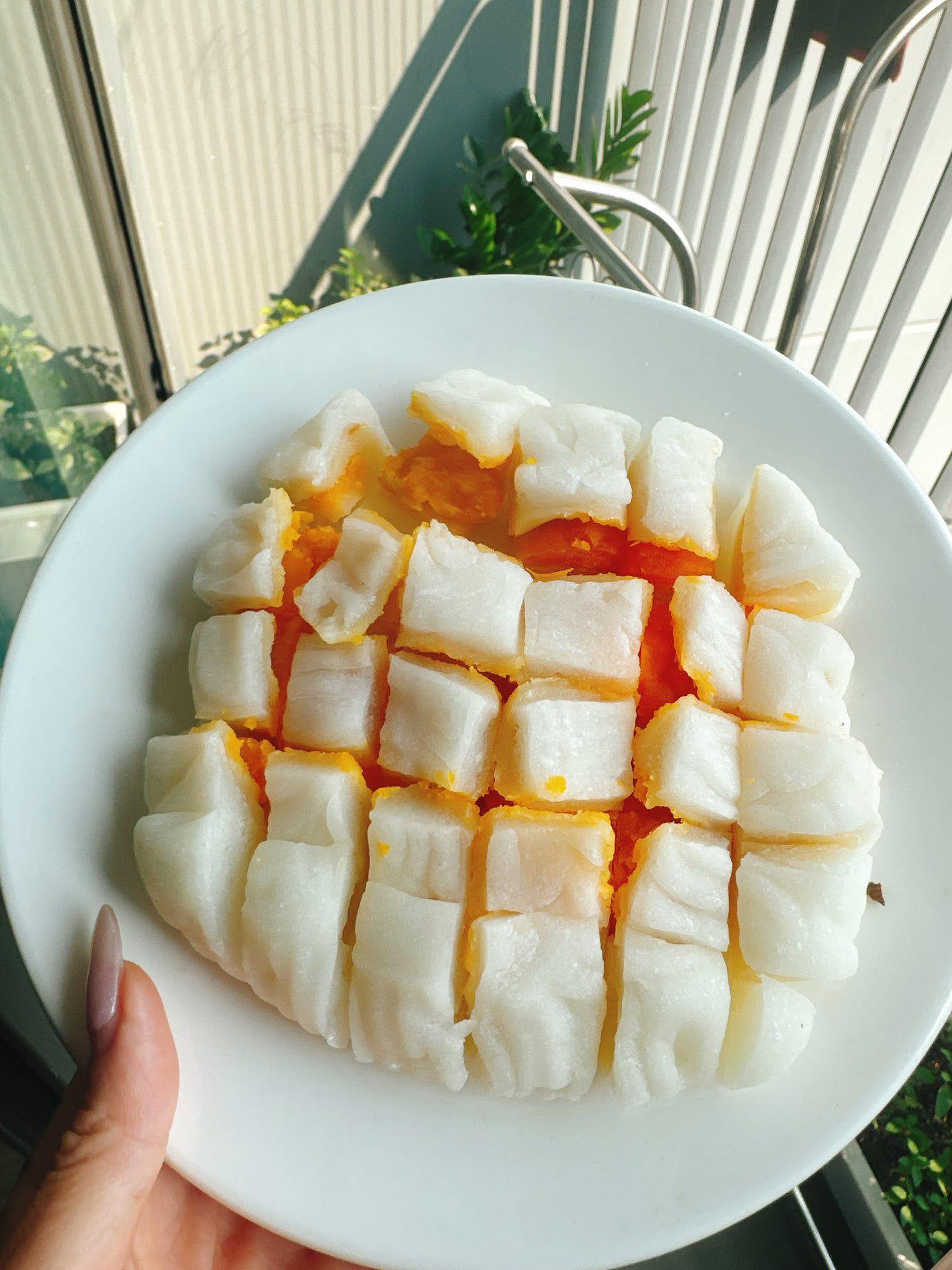 Tại sao cách ăn chiếc "bánh Trung thu thị phi" lại đang khiến cộng đồng mạng “phát cuồng”?- Ảnh 4. Tại sao cách ăn chiếc "bánh Trung thu thị phi" lại đang khiến cộng đồng mạng “phát cuồng”?- Ảnh 4.