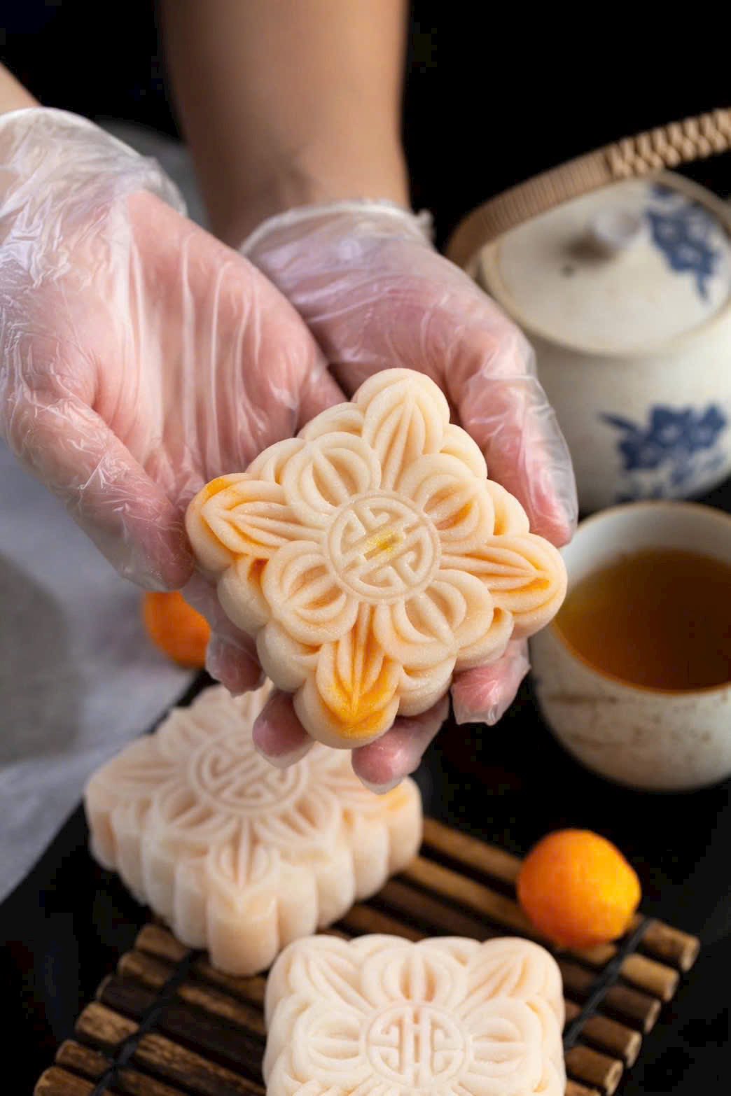 Tại sao cách ăn chiếc "bánh Trung thu thị phi" lại đang khiến cộng đồng mạng “phát cuồng”?- Ảnh 1. Tại sao cách ăn chiếc "bánh Trung thu thị phi" lại đang khiến cộng đồng mạng “phát cuồng”?- Ảnh 1.