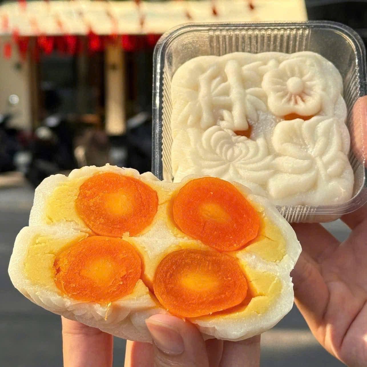 Tại sao cách ăn chiếc "bánh Trung thu thị phi" lại đang khiến cộng đồng mạng “phát cuồng”?- Ảnh 2. Tại sao cách ăn chiếc "bánh Trung thu thị phi" lại đang khiến cộng đồng mạng “phát cuồng”?- Ảnh 2.