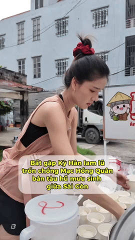 Bất ngờ với hình ảnh Kỳ Hân lam lũ bán tàu hũ vỉa hè, còn đâu chân dài sang chảnh bên Mạc Quân ngày nào- Ảnh 1.