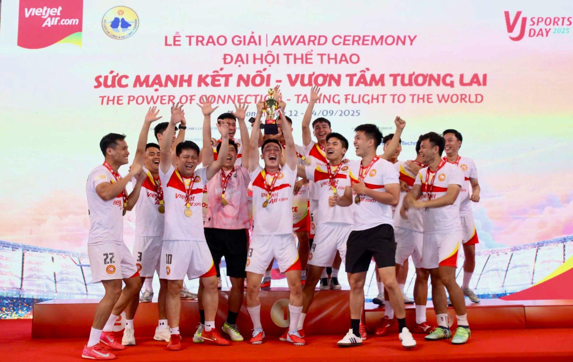 Khoảnh khắc đáng nhớ của các “chiến binh bầu trời” tại Vietjet Sports Day 2025- Ảnh 11. Khoảnh khắc đáng nhớ của các “chiến binh bầu trời” tại Vietjet Sports Day 2025- Ảnh 11.