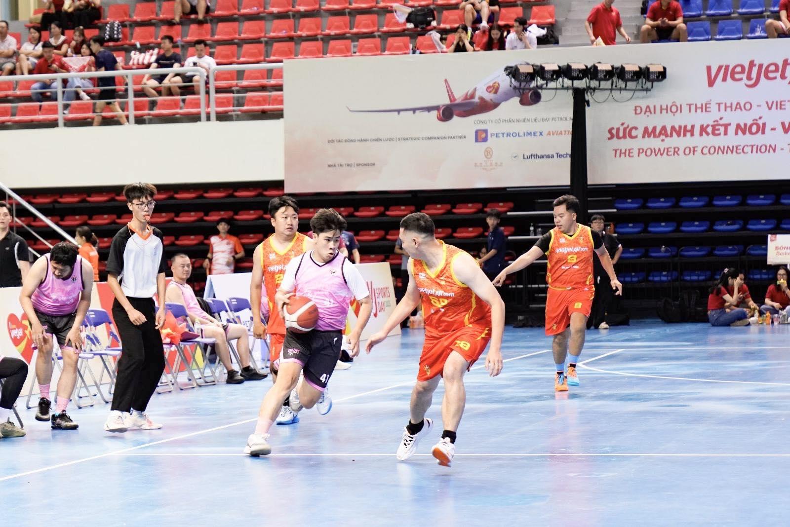 Khoảnh khắc đáng nhớ của các “chiến binh bầu trời” tại Vietjet Sports Day 2025- Ảnh 5. Khoảnh khắc đáng nhớ của các “chiến binh bầu trời” tại Vietjet Sports Day 2025- Ảnh 5.
