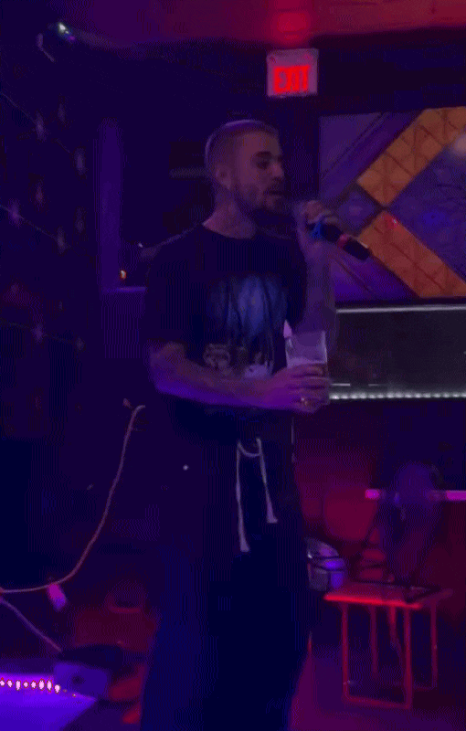 Siêu sao toàn cầu phá sản rồi "flop" đến mức về Việt Nam hát karaoke dạo?- Ảnh 2.