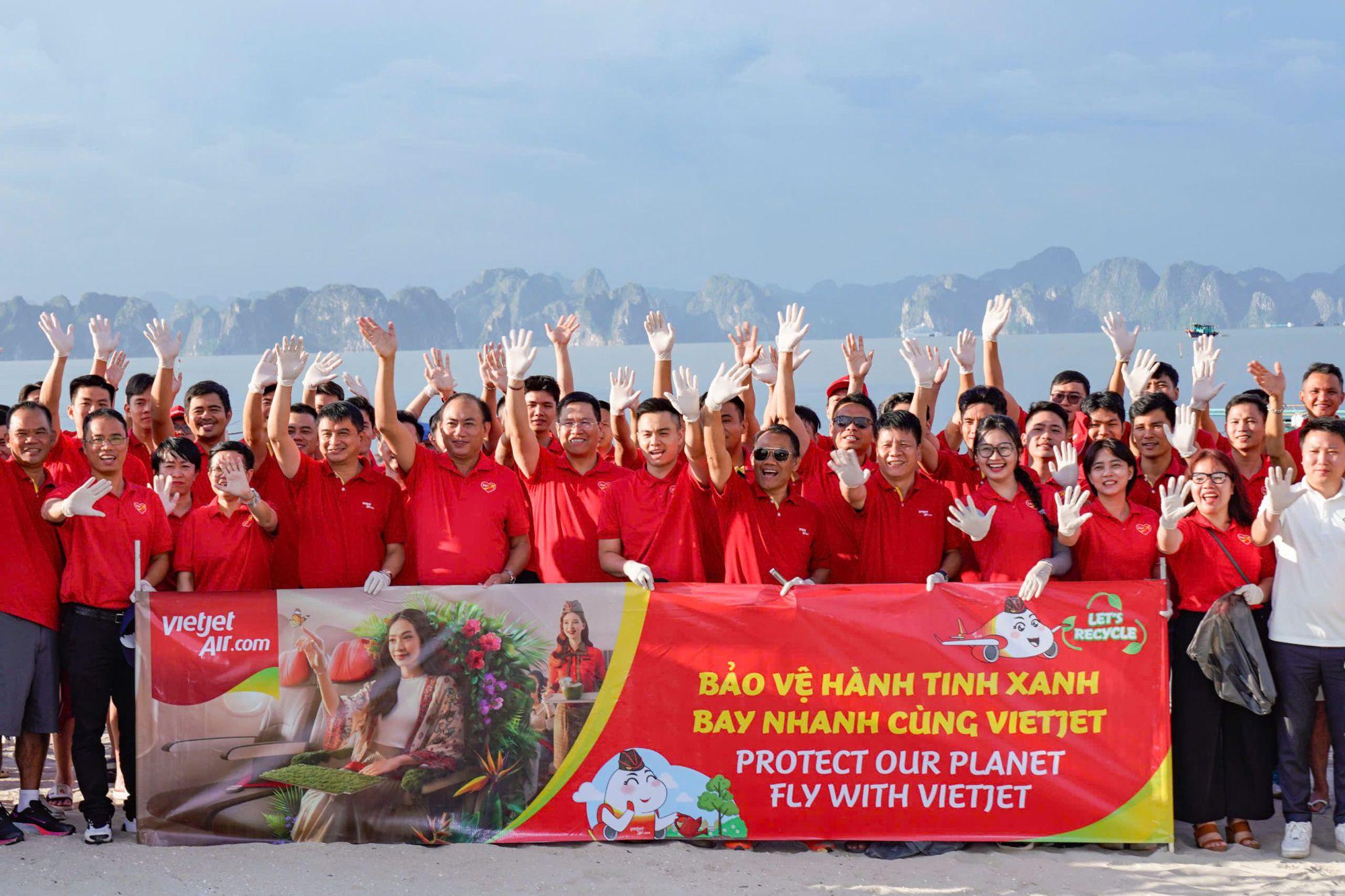 Gần 600 “chiến binh” Vietjet đồng loạt ra quân làm sạch biển Hạ Long- Ảnh 3.