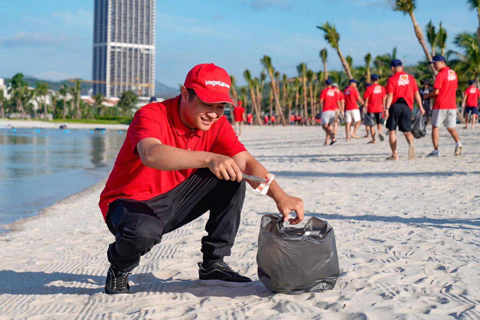Gần 600 “chiến binh” Vietjet đồng loạt ra quân làm sạch biển Hạ Long- Ảnh 4.