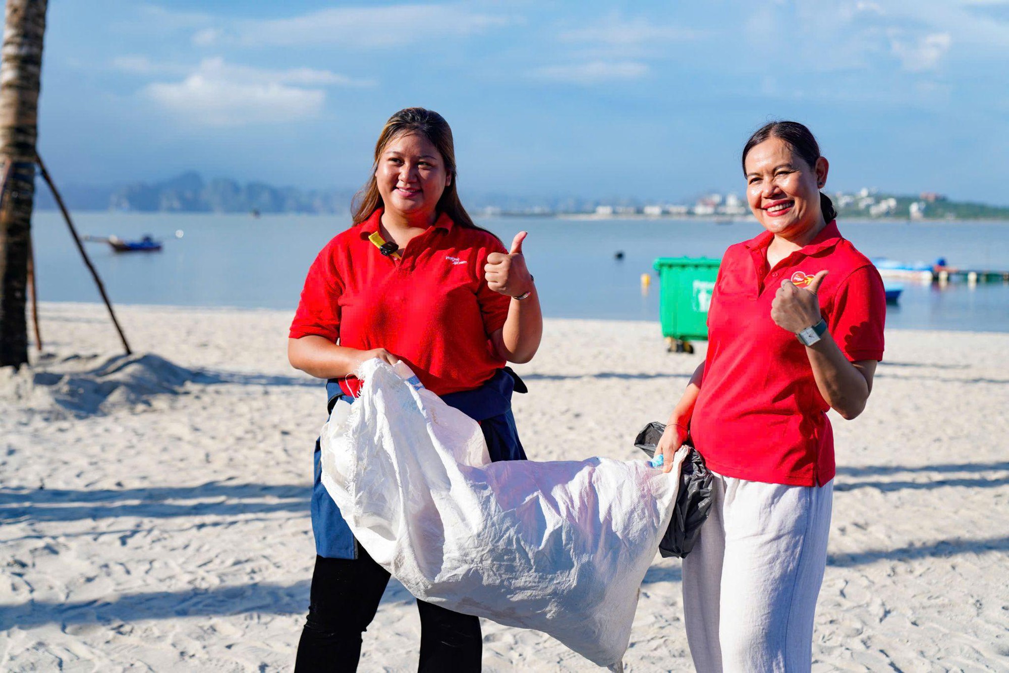 Gần 600 “chiến binh” Vietjet đồng loạt ra quân làm sạch biển Hạ Long- Ảnh 7.