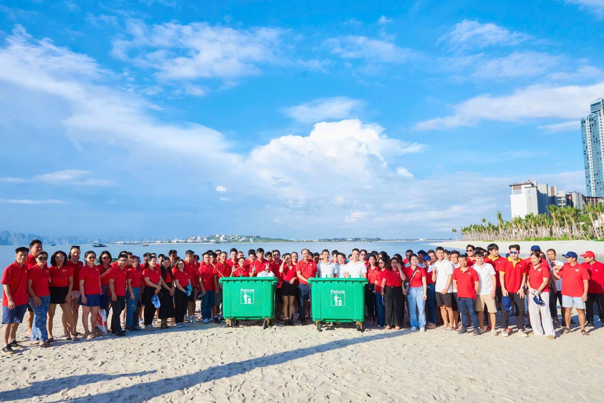 Gần 600 “chiến binh” Vietjet đồng loạt ra quân làm sạch biển Hạ Long- Ảnh 9.