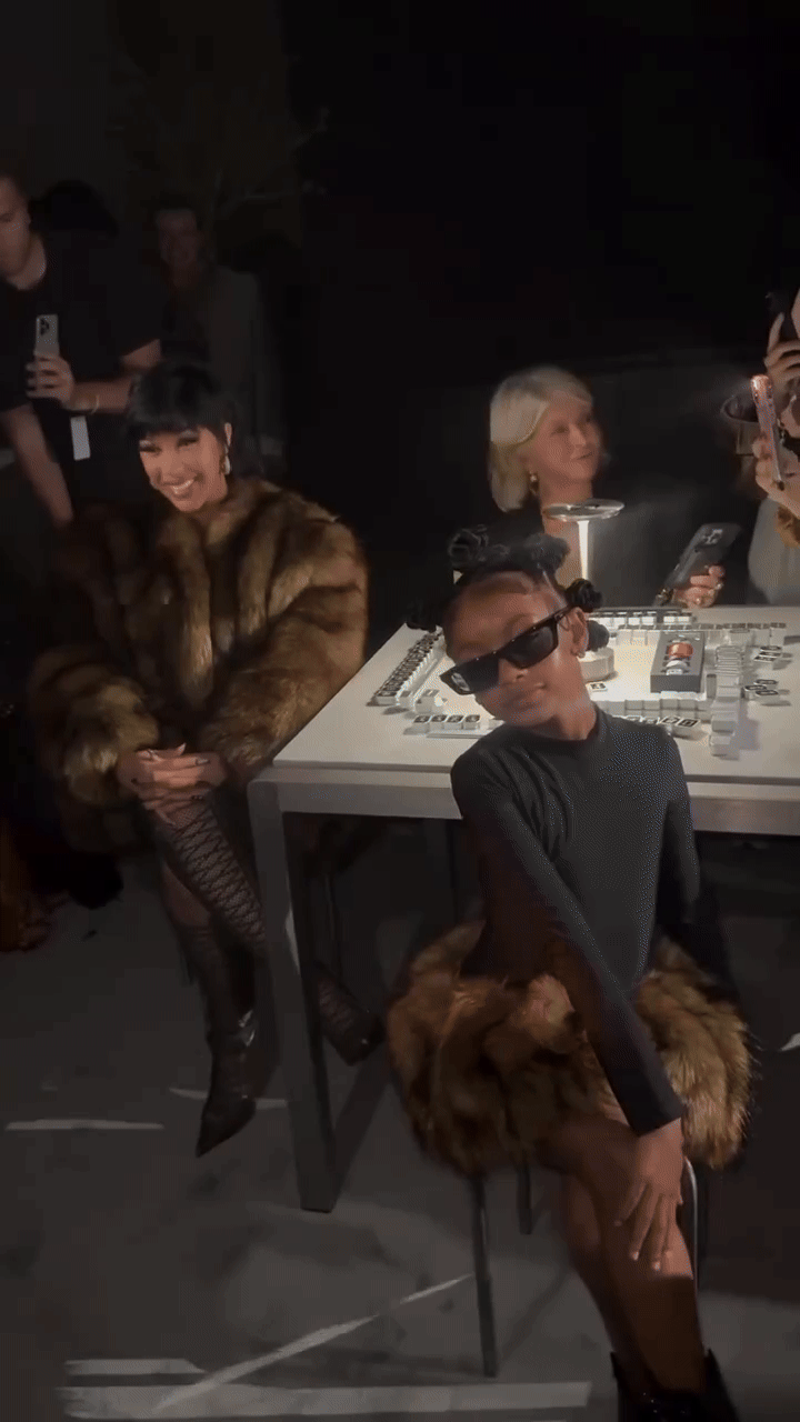Con gái Cardi B thành hiện tượng tại fashion week: 7 tuổi nhưng "slay" át cả mẹ!- Ảnh 6. Con gái Cardi B thành hiện tượng tại fashion week: 7 tuổi nhưng "slay" át cả mẹ!- Ảnh 6.