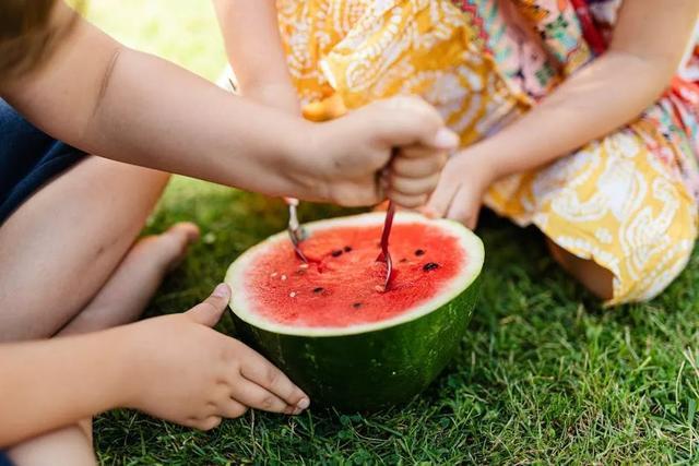 Ăn dưa hấu thế nào mới an toàn, không lo nhiễm khuẩn? Nhiều người vẫn ăn sai cách mà không hay biết- Ảnh 4.