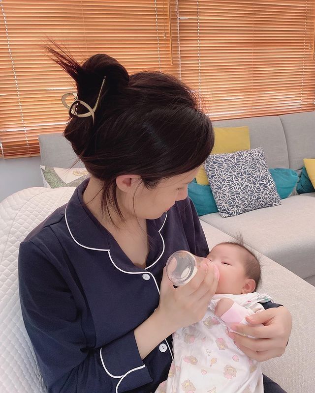Phải làm gì khi con cả ngày cứ bám chặt lấy mẹ?- Ảnh 5.