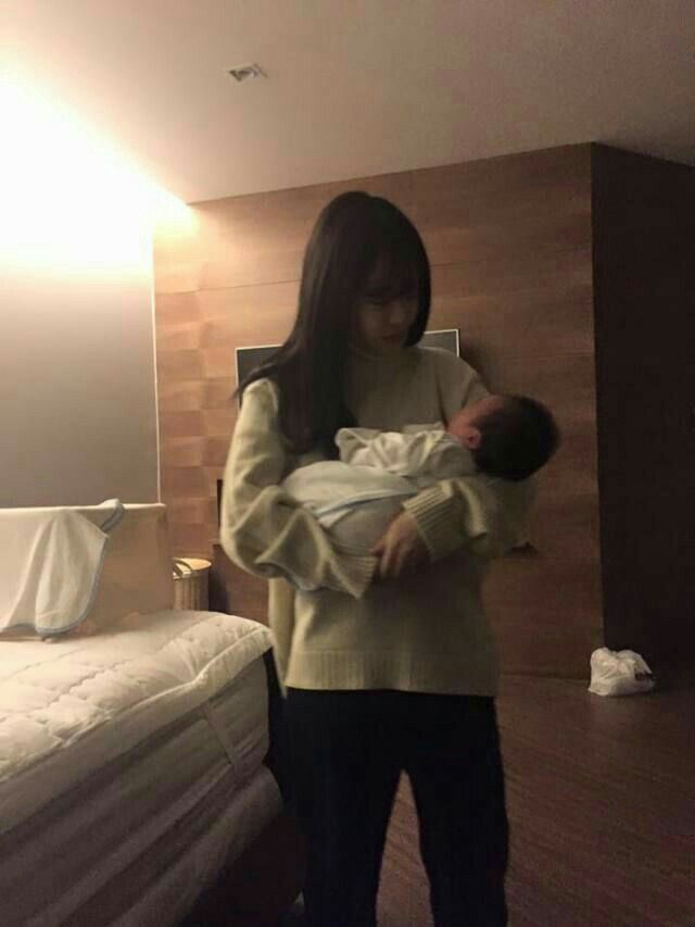 Phải làm gì khi con cả ngày cứ bám chặt lấy mẹ?- Ảnh 1.