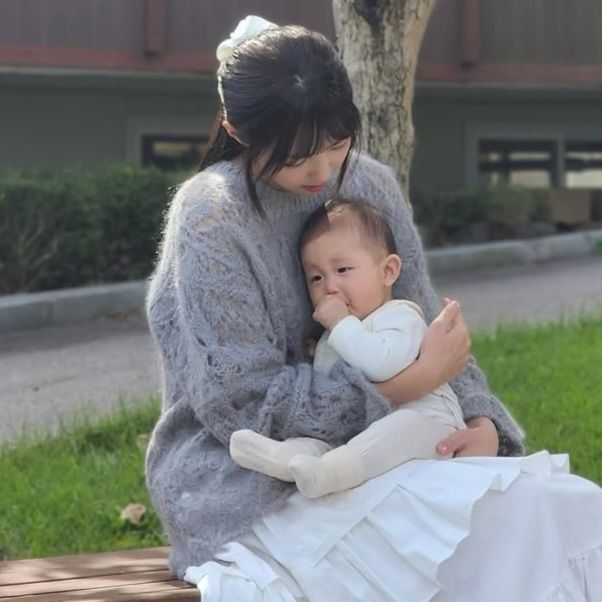 Phải làm gì khi con cả ngày cứ bám chặt lấy mẹ?- Ảnh 2.