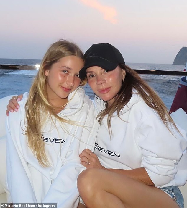 Tiểu thư Harper Beckham tuổi 14 để lộ mặt mộc vẫn xinh đẹp rạng rỡ, nhảy múa cùng mẹ trong phim của Victoria- Ảnh 3.