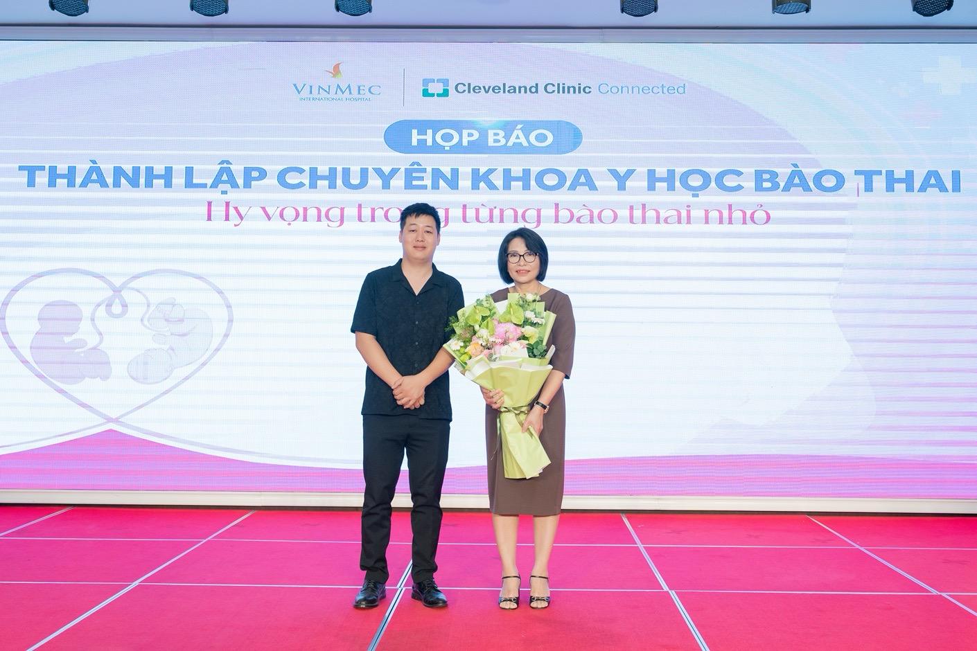 Hai bé gái chào đời khỏe mạnh sau ca can thiệp bào thai hiếm thấy tại Vinmec- Ảnh 2.