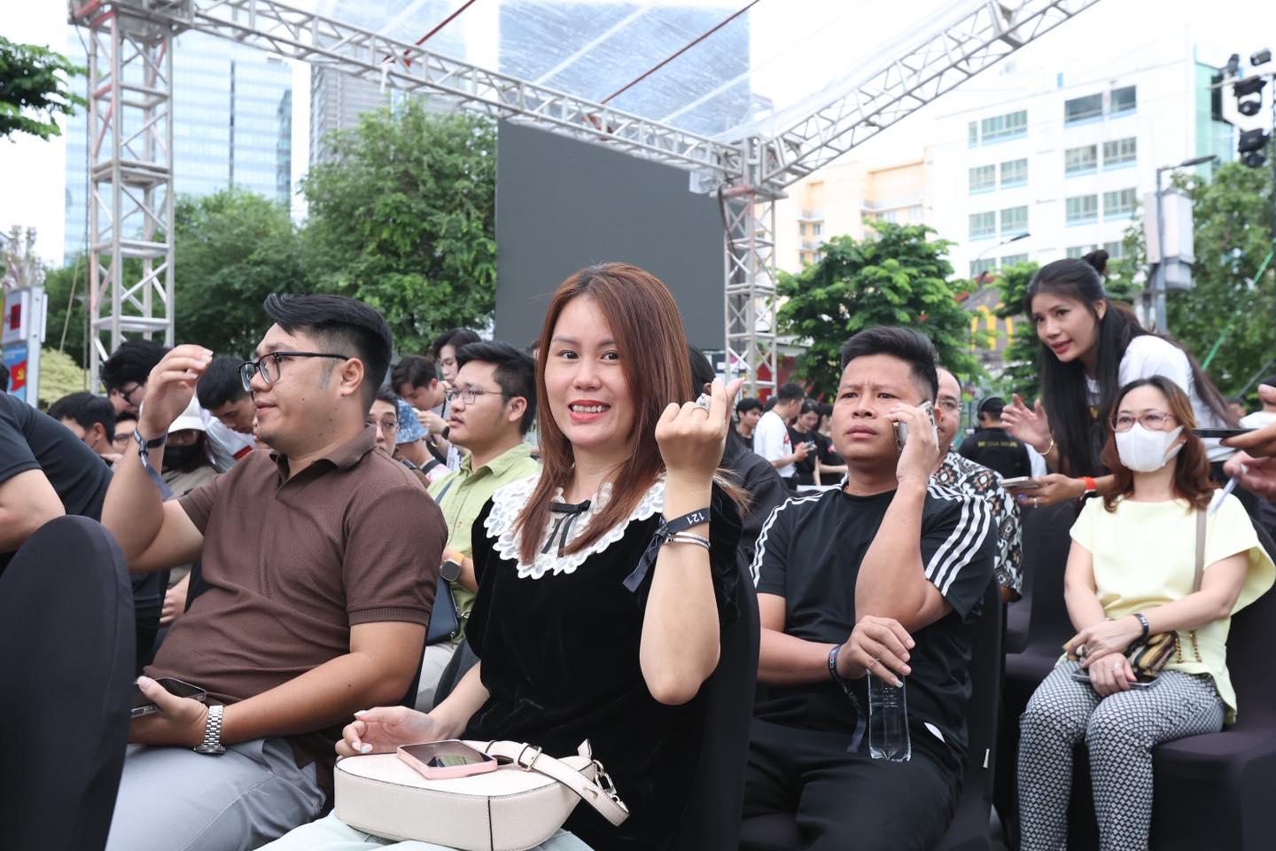 Sự kiện giao iPhone mới lớn bậc nhất Việt Nam: Nụ cười của những chủ nhân đầu tiên- Ảnh 2.