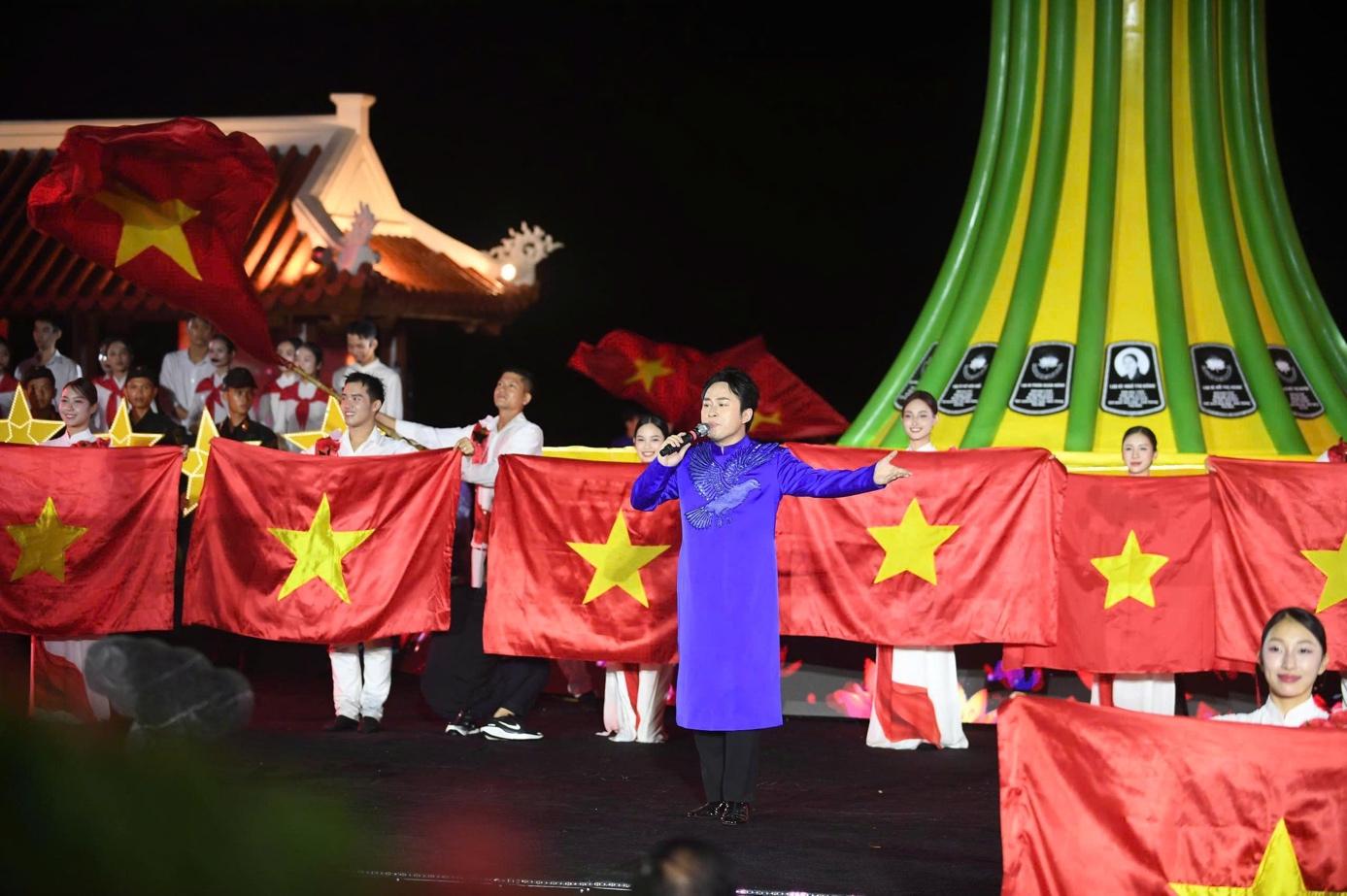 “Lời tri ân – Dòng sông hoa lửa”: Đêm nghệ thuật tái hiện huyền thoại bến phà Long Đại- Ảnh 1.