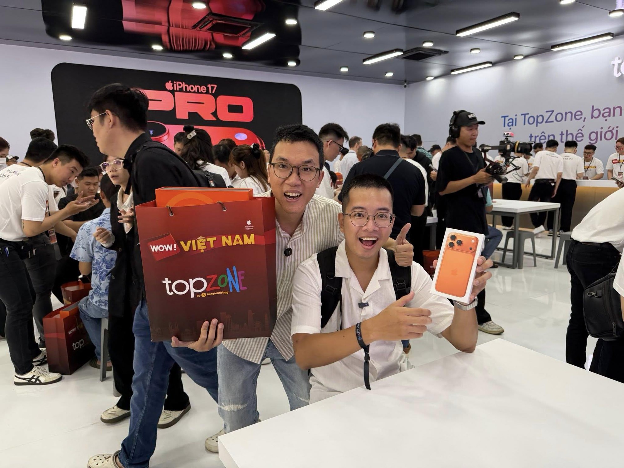 Sự kiện giao iPhone mới lớn bậc nhất Việt Nam: Nụ cười của những chủ nhân đầu tiên- Ảnh 5.