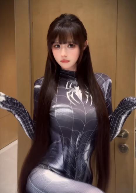 Video lau kính 7 giây của cô gái cosplay người nhện khiến fan nam muốn ngắm mãi- Ảnh 3. Video lau kính 7 giây của cô gái cosplay người nhện khiến fan nam muốn ngắm mãi- Ảnh 3.