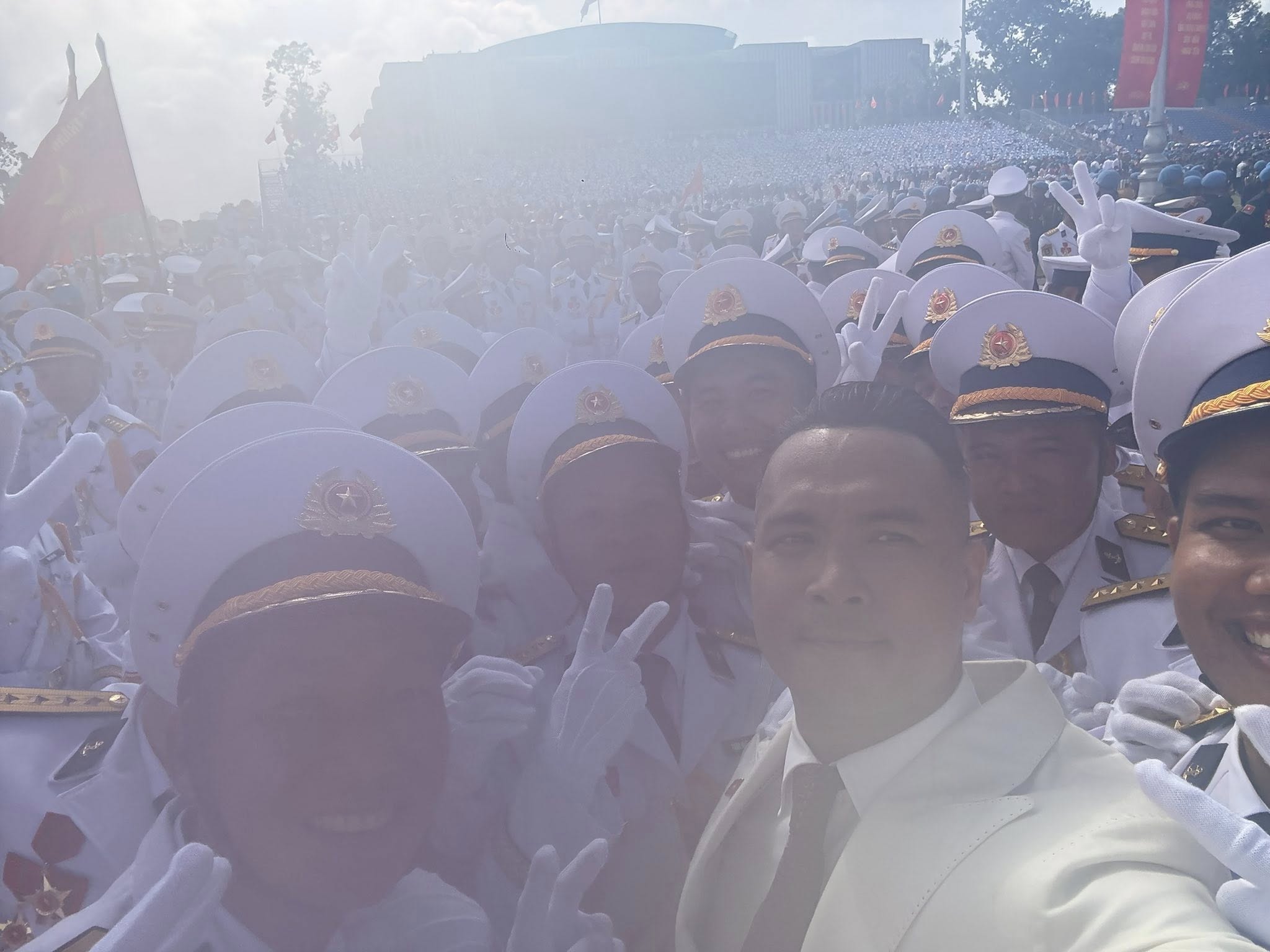 Trương Thế Vinh khoe ảnh cùng các chiến sĩ tại lễ diễu binh nhưng ai cũng thắc mắc: Anh chụp bằng máy giặt à?- Ảnh 3. Trương Thế Vinh khoe ảnh cùng các chiến sĩ tại lễ diễu binh nhưng ai cũng thắc mắc: Anh chụp bằng máy giặt à?- Ảnh 3.