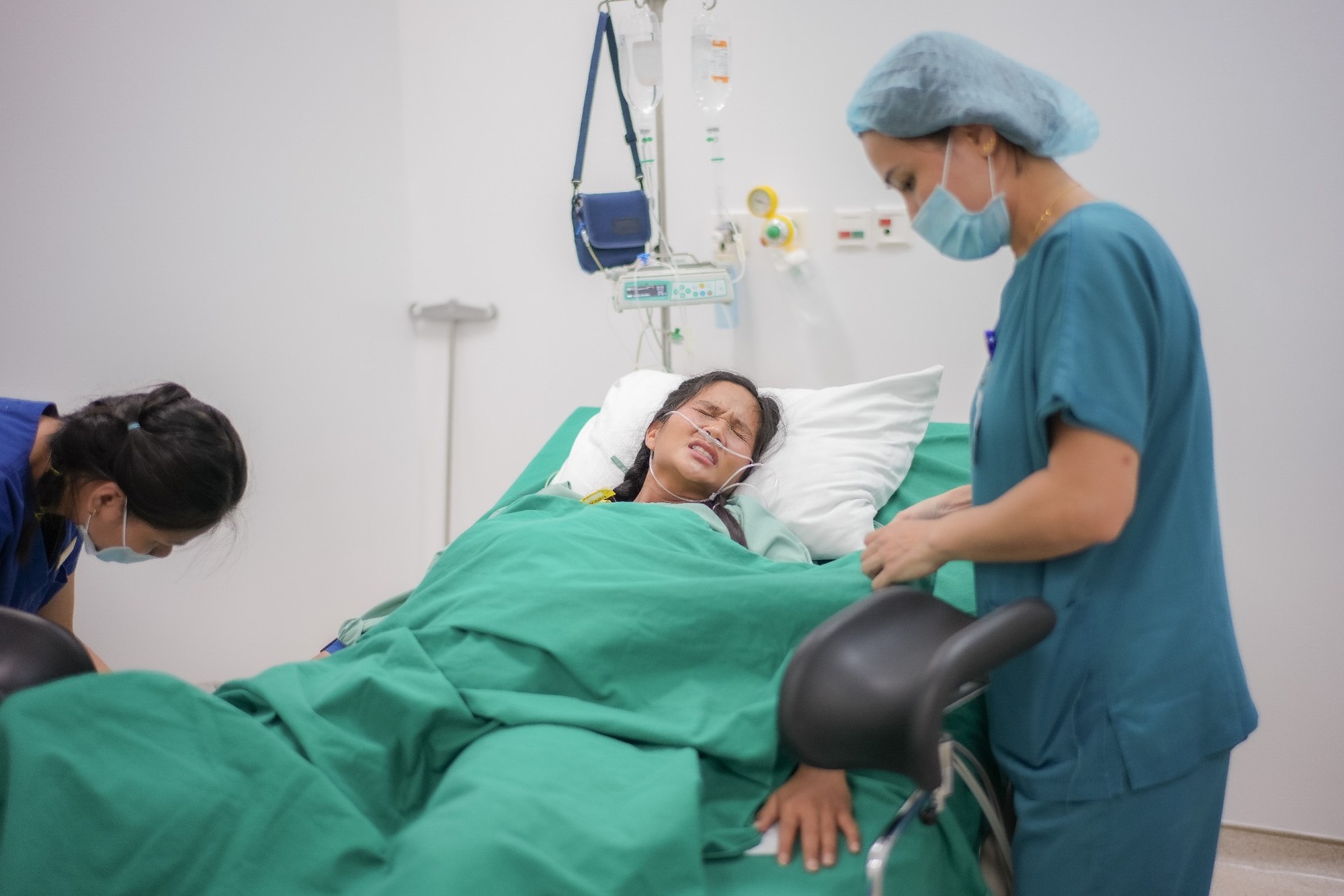 Hoa hậu H'Hen Niê sinh con gái đầu lòng, chồng "khóc như mưa" trong phòng sinh- Ảnh 1. Hoa hậu H'Hen Niê sinh con gái đầu lòng, chồng "khóc như mưa" trong phòng sinh- Ảnh 1.