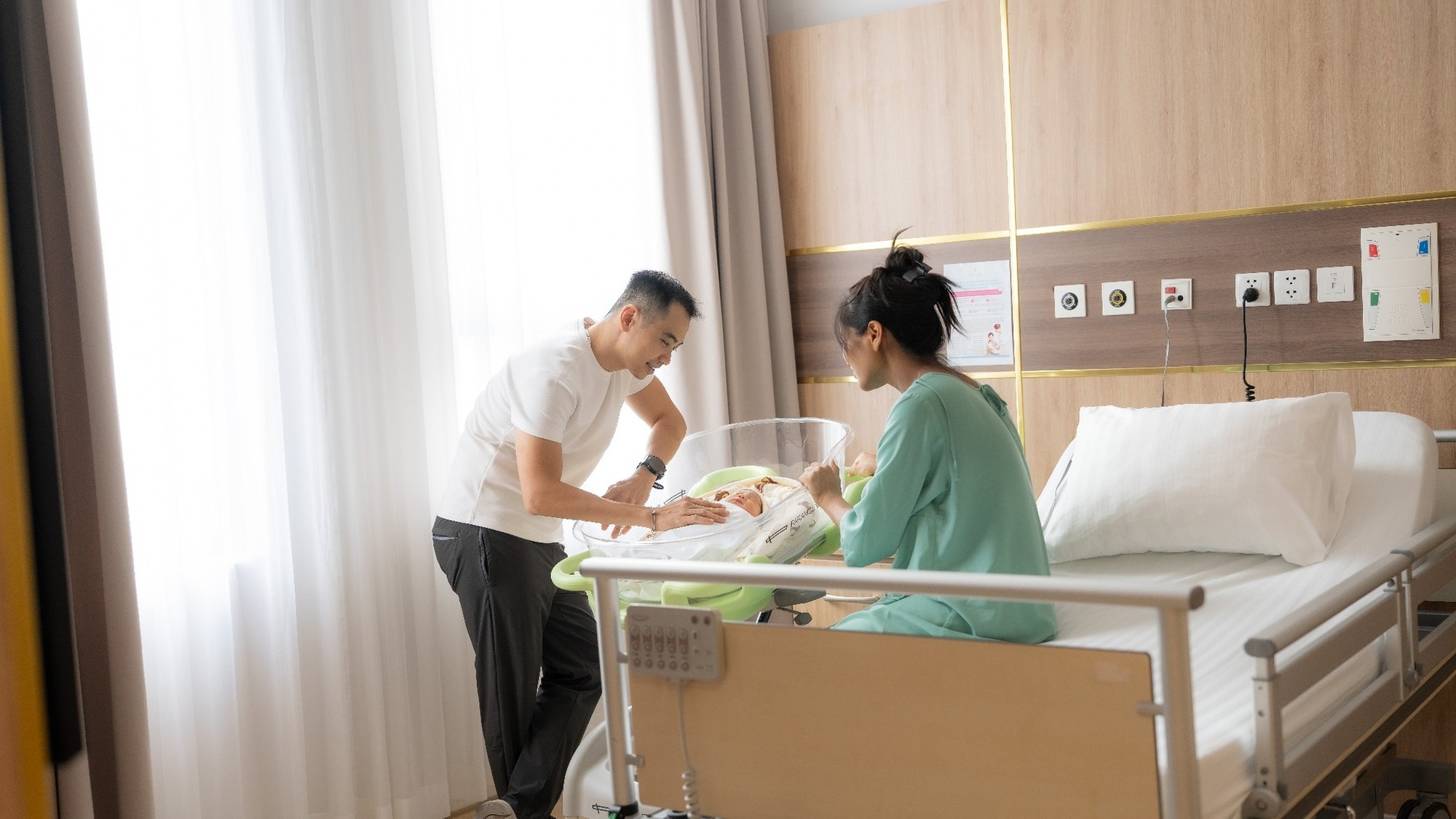 Hoa hậu H'Hen Niê sinh con gái đầu lòng, chồng "khóc như mưa" trong phòng sinh- Ảnh 6. Hoa hậu H'Hen Niê sinh con gái đầu lòng, chồng "khóc như mưa" trong phòng sinh- Ảnh 6.