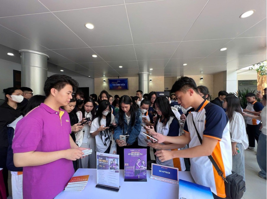 Gen Z Thời A.I: Chọn đúng đường đi – Làm chủ công nghệ- Ảnh 2. Gen Z Thời A.I: Chọn đúng đường đi – Làm chủ công nghệ- Ảnh 2.