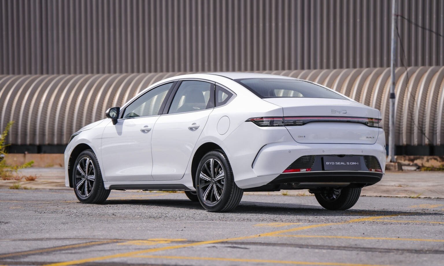 Sắp về Việt Nam xe to hơn Vios, "ăn xăng như ngửi": Chỉ 3,8L/100km, có thể cắm sạc đi 120km như xe điện- Ảnh 2.