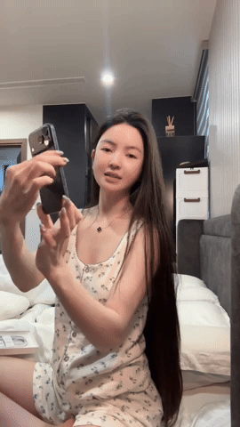 Nhiều lần nài nỉ, cuối cùng Chu Thanh Huyền cũng được tặng iPhone 17 Pro Max nhưng không phải từ Quang Hải- Ảnh 1.