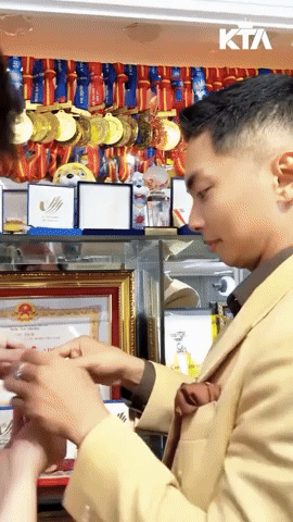 Phan Hiển khoe kho "vàng" vô giá cùng Khánh Thi nhưng xem đến cuối ai cũng bật cười vì một hành động- Ảnh 2.