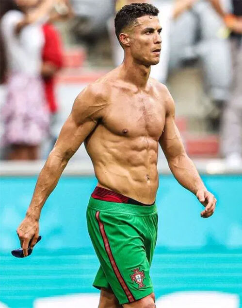 Ronaldo sau 24 năm đá bóng: Body 6 múi như tạc tượng, nhưng đôi chân biến dạng khiến fan choáng váng- Ảnh 3.