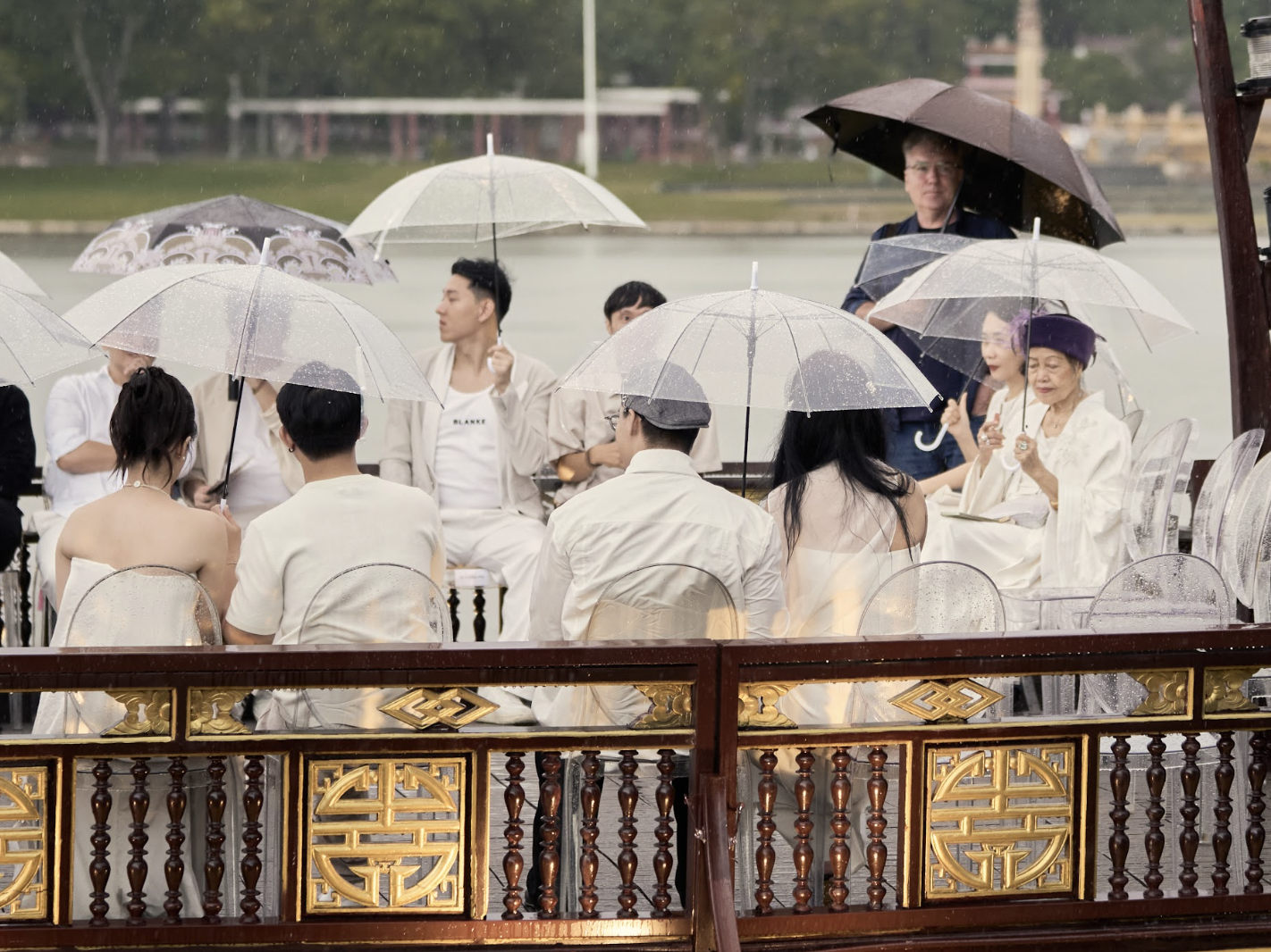 Trời mưa xứ Huế càng làm cho hình ảnh của Lan Khuê và "ái nữ nghìn tỷ" Ngọc Thanh Tâm đẹp đến nao lòng- Ảnh 15.