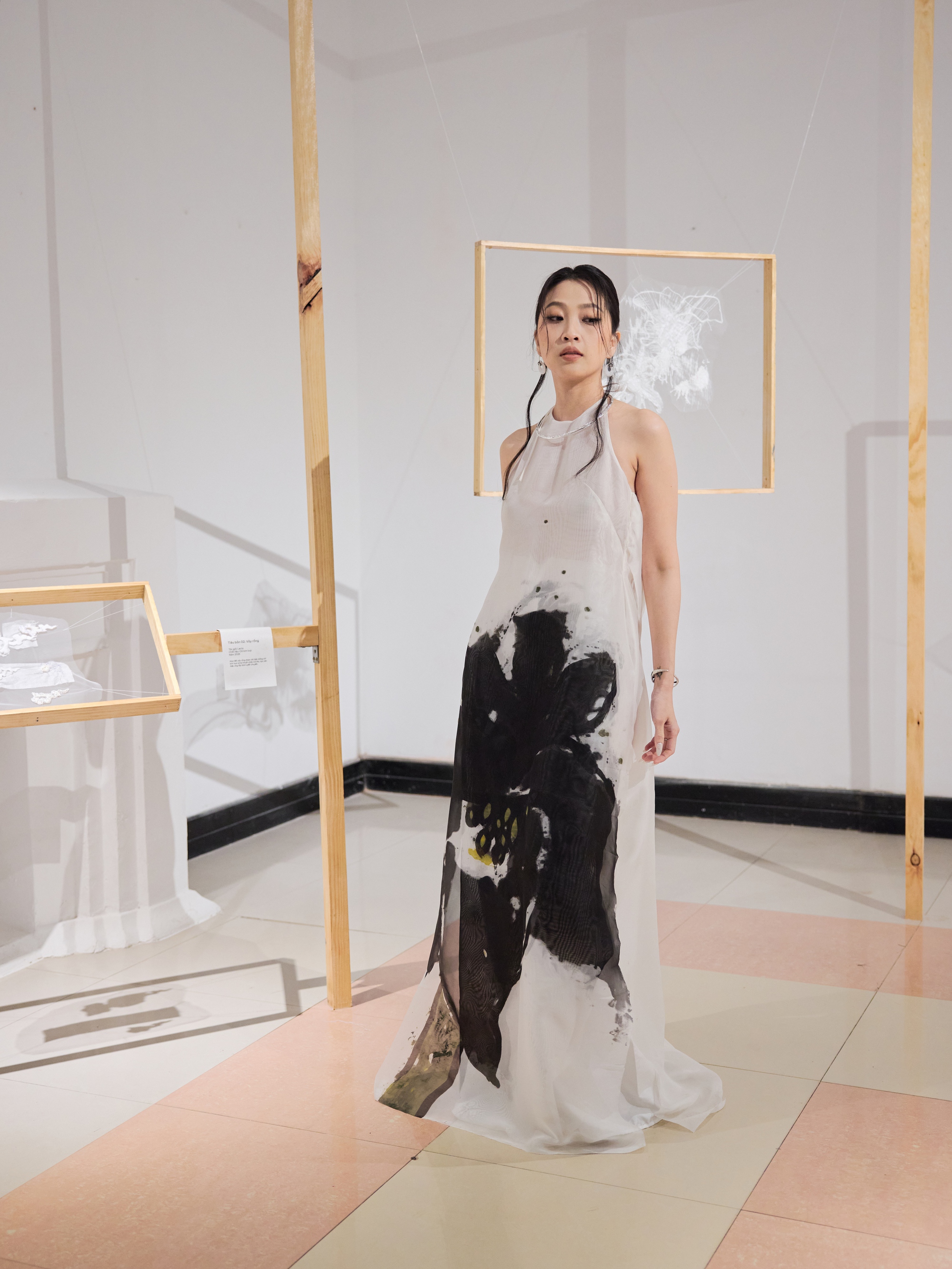 Trời mưa xứ Huế càng làm cho hình ảnh của Lan Khuê và "ái nữ nghìn tỷ" Ngọc Thanh Tâm đẹp đến nao lòng- Ảnh 6.