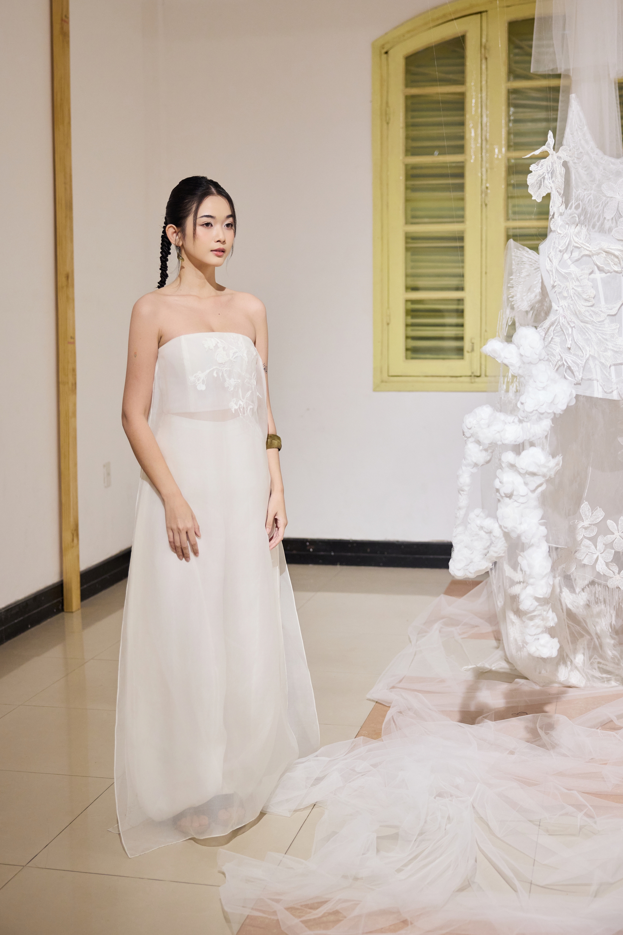 Trời mưa xứ Huế càng làm cho hình ảnh của Lan Khuê và "ái nữ nghìn tỷ" Ngọc Thanh Tâm đẹp đến nao lòng- Ảnh 11.