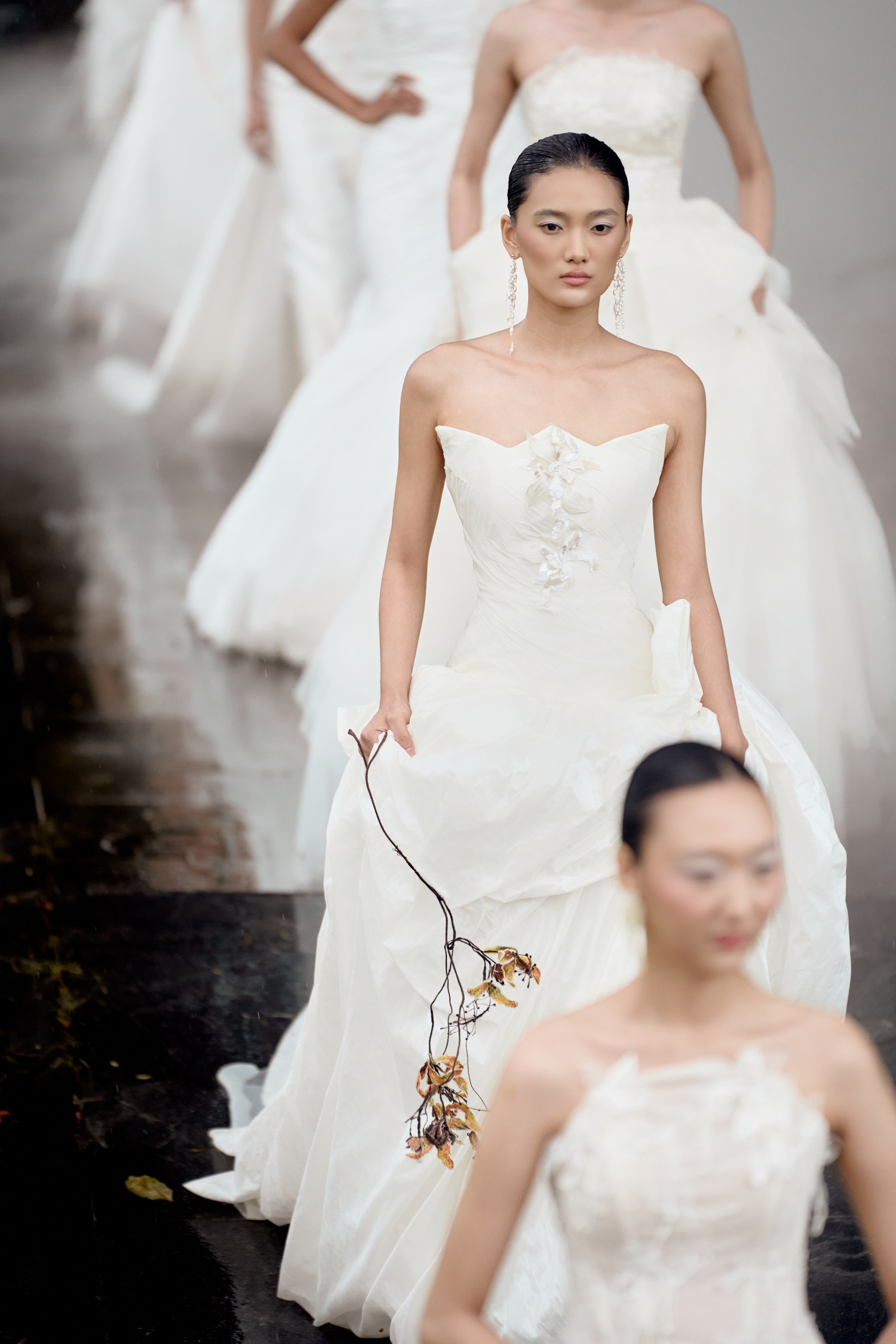 Trời mưa xứ Huế càng làm cho hình ảnh của Lan Khuê và "ái nữ nghìn tỷ" Ngọc Thanh Tâm đẹp đến nao lòng- Ảnh 16.