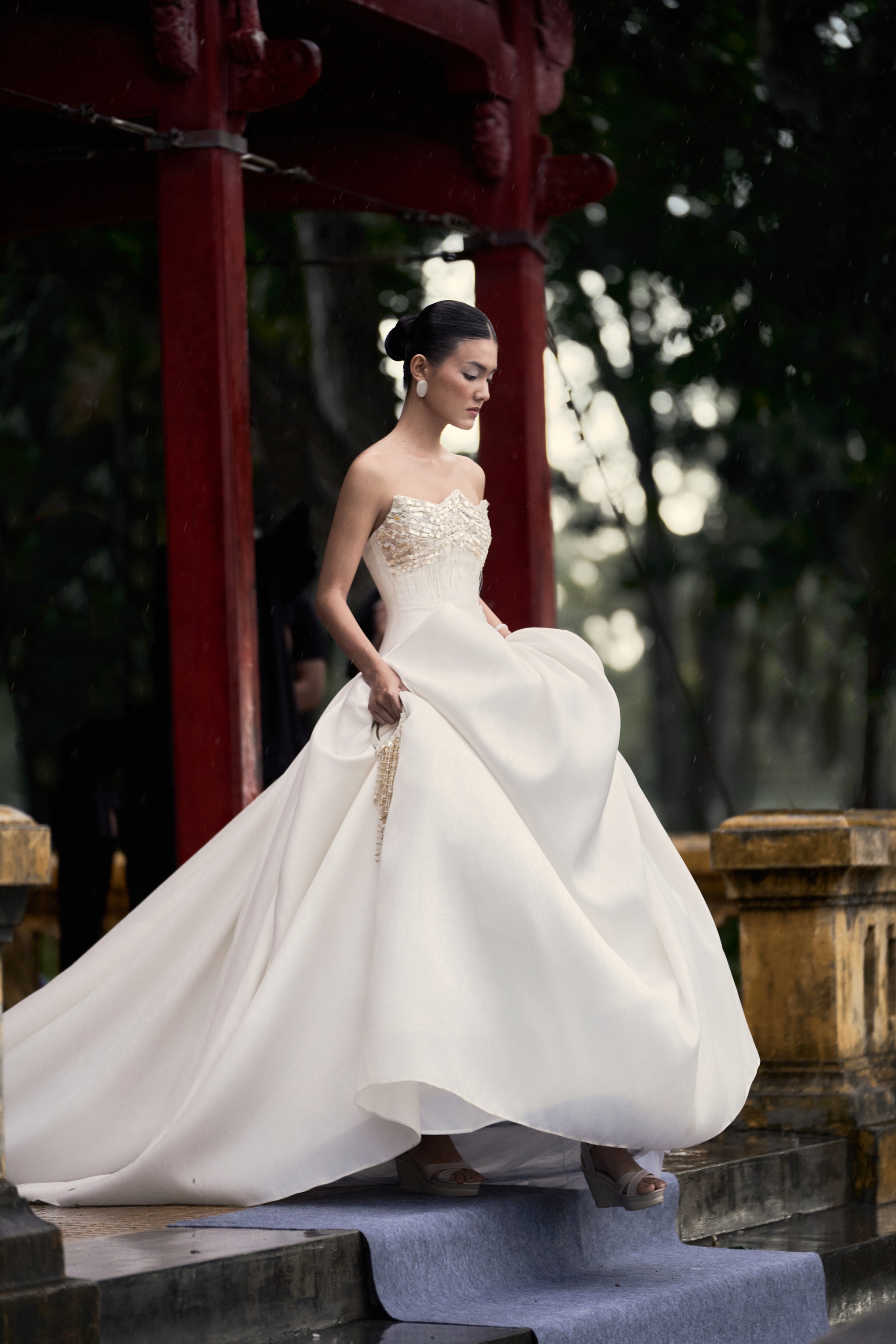 Trời mưa xứ Huế càng làm cho hình ảnh của Lan Khuê và "ái nữ nghìn tỷ" Ngọc Thanh Tâm đẹp đến nao lòng- Ảnh 18.