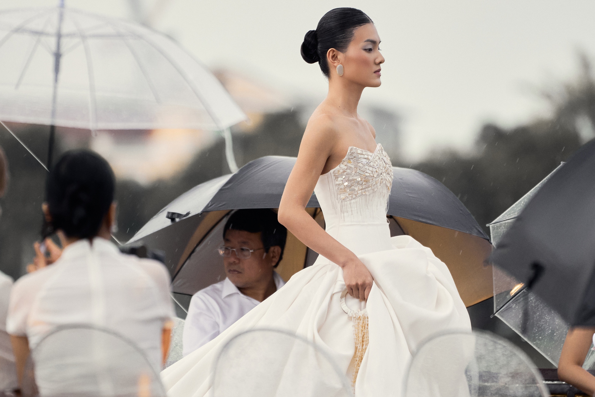 Trời mưa xứ Huế càng làm cho hình ảnh của Lan Khuê và "ái nữ nghìn tỷ" Ngọc Thanh Tâm đẹp đến nao lòng- Ảnh 19.
