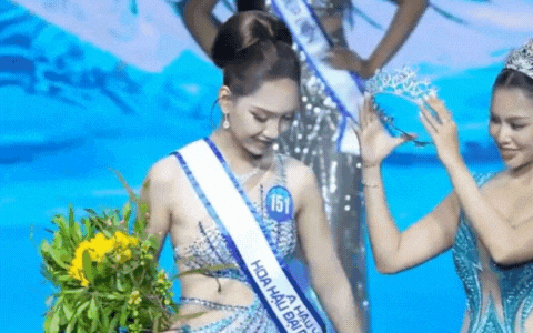 Á hậu Việt xin lỗi sau khi bị soi cố tình bẻ vương miện khi trao cho người kế nhiệm- Ảnh 1. Á hậu Việt xin lỗi sau khi bị soi cố tình bẻ vương miện khi trao cho người kế nhiệm- Ảnh 1.