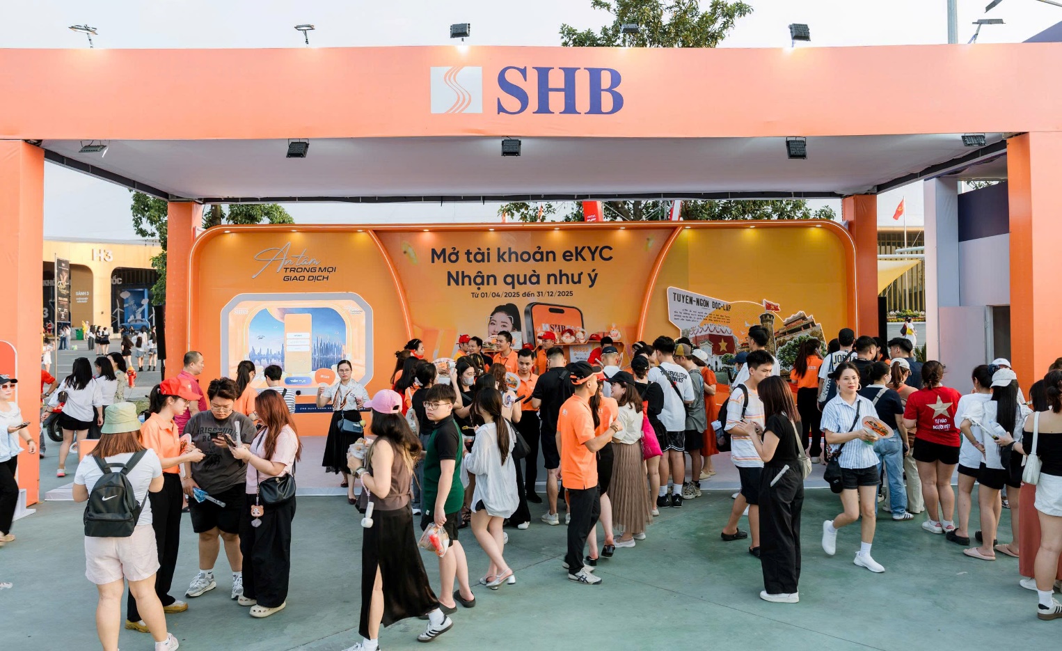 Đêm nhạc V Fest siêu “cháy”, điểm hẹn “sống ảo” từ SHB cũng “chất” không kém- Ảnh 1.