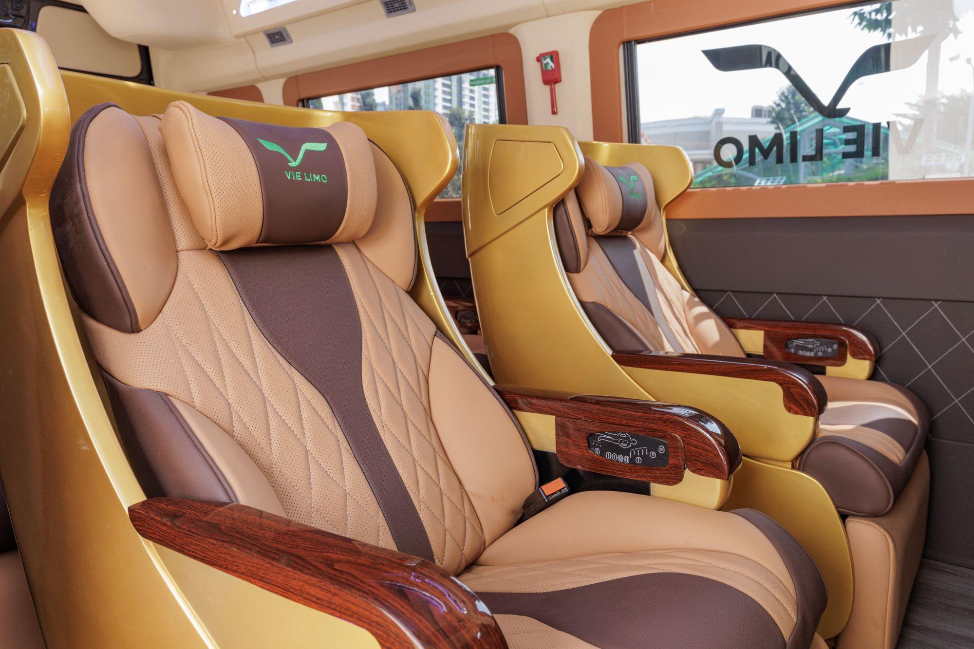 Xu hướng du lịch phong cách với limousine độc bản- Ảnh 2.