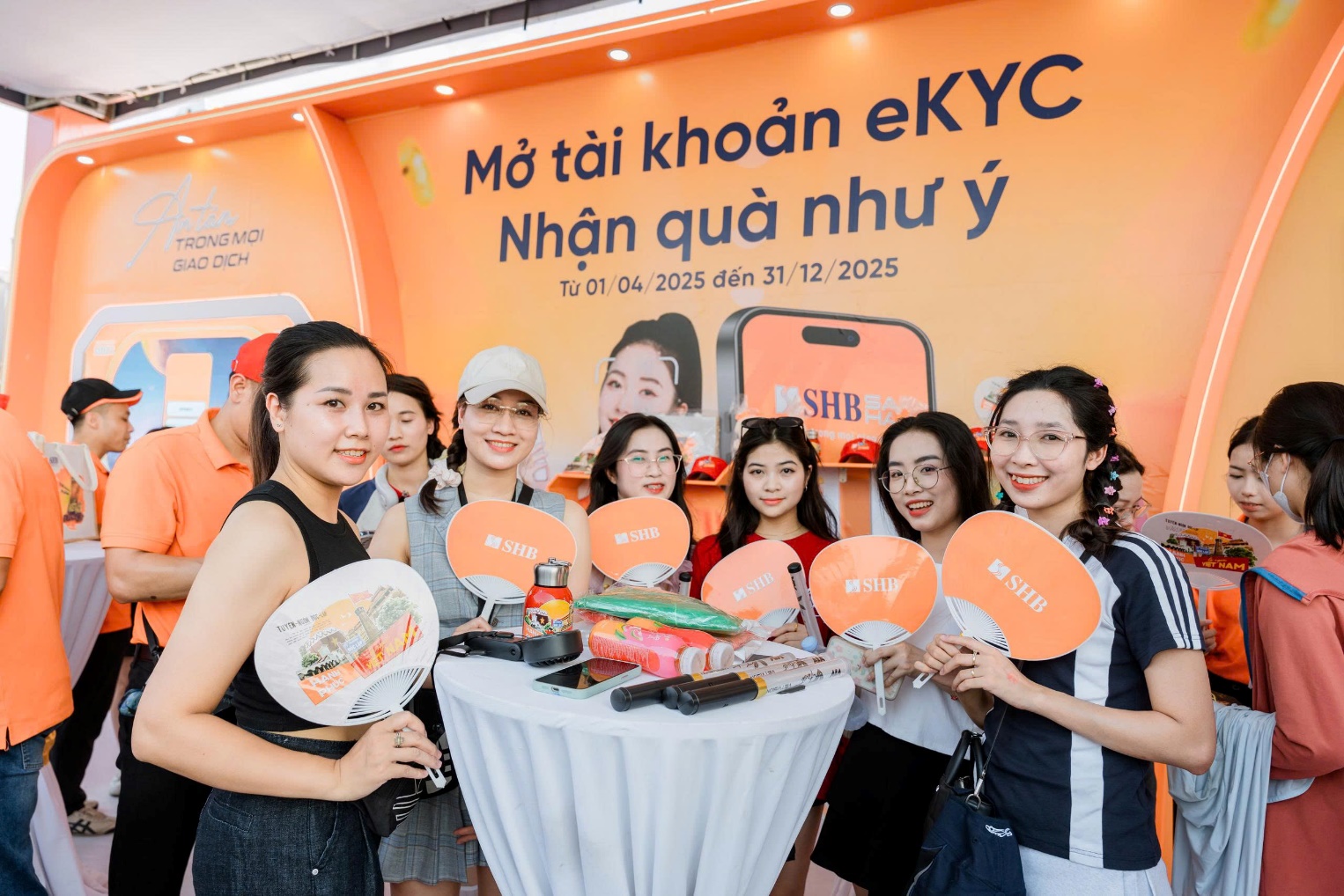 Đêm nhạc V Fest siêu “cháy”, điểm hẹn “sống ảo” từ SHB cũng “chất” không kém- Ảnh 7.