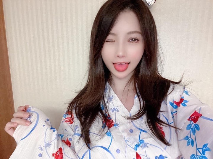 Khoe ảnh mặc trang phục "nửa kín nửa hở", nàng hot girl bỗng chốc nổi tiếng bất ngờ- Ảnh 2. Khoe ảnh mặc trang phục "nửa kín nửa hở", nàng hot girl bỗng chốc nổi tiếng bất ngờ- Ảnh 2.