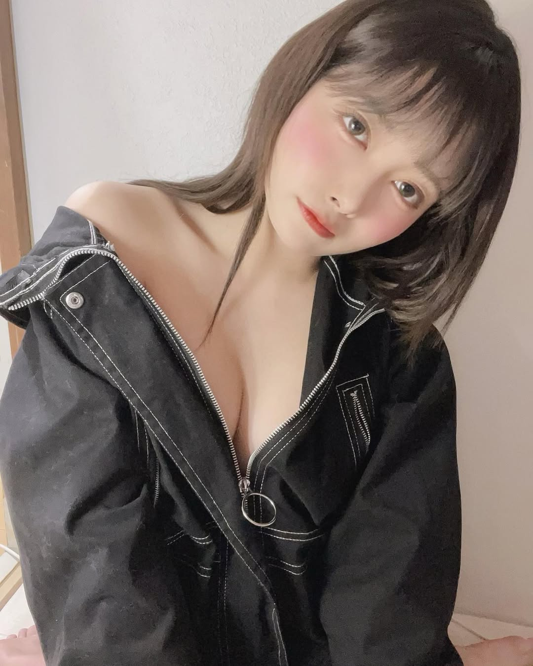 photo-1758702708103