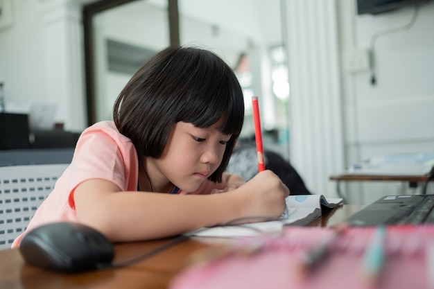 Sự thật tàn nhẫn phía sau lời khen “Con thật thông minh”: Đọc xong xin đừng nói với trẻ nữa- Ảnh 1.